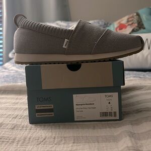 Tom’s kids size 4 Alpargatas. Same as women’s size 6